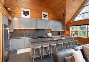 Pinnacle Ridge 34 - Ski in Ski out, Private Hot Tub, Recently Renovated, Gas Fireplace