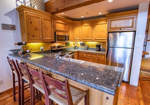 Pinnacle Ridge 37 – Ski in Ski out, Private Hot Tub, Wood Fireplace