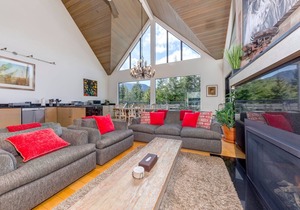 Pinnacle Ridge 5 - Ski in Ski out, Private Hot Tub, Gas Fireplace