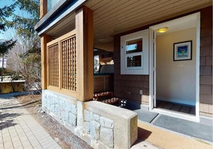 Pleasant Townhouse in Whistler Village wHot Tub