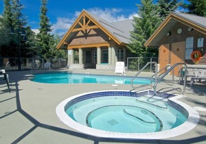 Private + Cozy townhouse unit. FREE parking, Common pool & Hot tub. Walk across the street to Villag