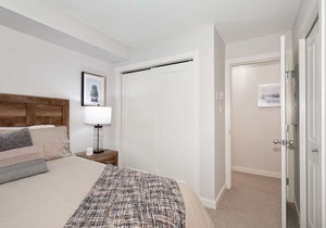 Private + Cozy townhouse unit. FREE parking, Common pool & Hot tub. Walk across the street to Villag