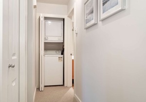 Private + Cozy townhouse unit. FREE parking, Common pool & Hot tub. Walk across the street to Villag