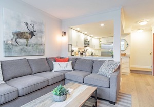Private Hot Tub | BBQ | Free Parking | Location!