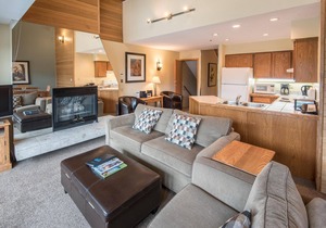 Private Hot Tub! Spacious condo view of mountains | full kitchen, free parking