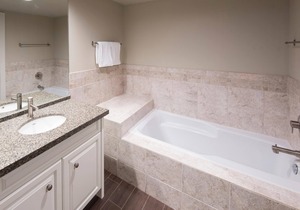 Private Hot Tub! Spacious condo view of mountains | full kitchen, free parking