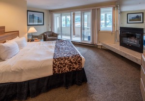 Private Hot Tub! Spacious condo view of mountains | full kitchen, free parking