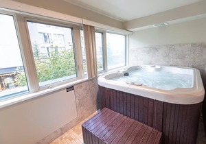 Private Hot Tub! Spacious 2 level condo facing the Village Stroll | full kitchen