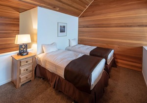 Private Hot Tub! Spacious 2 level condo facing the Village Stroll | full kitchen