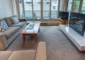 Private Hot Tub! Spacious 2 level condo facing the Village Stroll | full kitchen