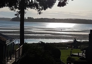 Rathtrevor Beachfront Condo - Fantastic Ocean Views! Sept. 3-10 & 17-30 Avail.!