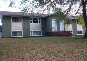 Relaxing Red Deer Suite - Private & Comfortable