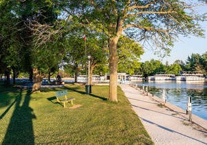 Rideau Comfort 2BD 1BA Apartment. Free parking