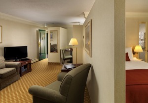 Royal Scot Hotel & Suites