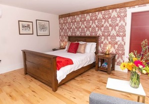 Salisbury Barn: Red Room - Bed & Breakfast Room