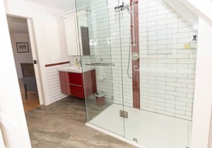 Salisbury Barn: Red Room - Bed & Breakfast Room