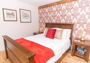 Salisbury Barn: Red Room - Bed & Breakfast Room