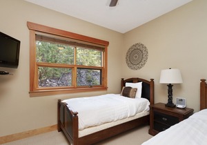 Shuswap Lake - Exceptionally designed lodge offers comfort and luxurious living