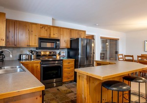 SKI IN/OUT | Private Hot Tub | Updated 3BR | Managed By Aloha Whistler