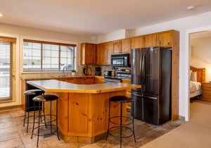 SKI IN/OUT | Private Hot Tub | Updated 3BR | Managed By Aloha Whistler