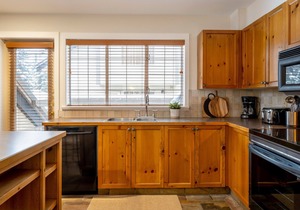 SKI IN/OUT | Private Hot Tub | Updated 3BR | Managed By Aloha Whistler