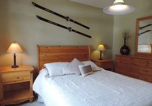Ski-In/Out to main Lift. Snow Creek Village 3 BR 3 BA. Hot Tub. Walk to village!