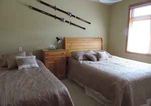 Ski-In/Out to main Lift. Snow Creek Village 3 BR 3 BA. Hot Tub. Walk to village!
