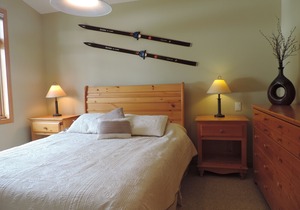 Ski-In/Out to main Lift. Snow Creek Village 3 BR 3 BA. Hot Tub. Walk to village!