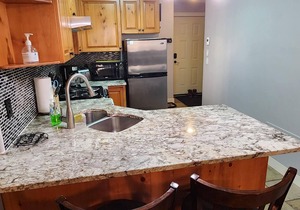 Ski-in|Ski-out, Renovated 1 king bedroom, 2 bath, private hot tub in Snow Creek