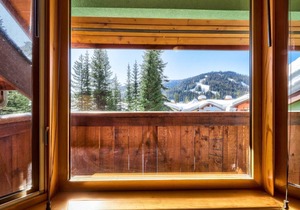 Ski-in|Ski-out, Renovated 1 king bedroom, 2 bath, private hot tub in Snow Creek