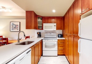 Ski lover's 4th-floor studio with fireplace, free WiFi, & well-equipped kitchen