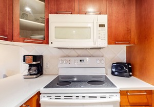 Ski lover's 4th-floor studio with fireplace, free WiFi, & well-equipped kitchen