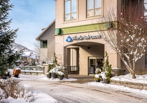 Ski lover's 4th-floor studio with fireplace, free WiFi, & well-equipped kitchen