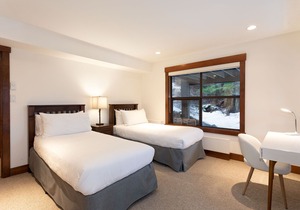 Ski, Soak, Steam, Relax: Townhome Close to Village
