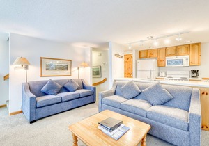 Skier's dream townhouse with hot tub, balcony & fireplace - walk to lifts