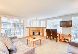 Skier's dream townhouse with hot tub, balcony & fireplace - walk to lifts