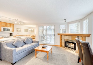 Skier's dream townhouse with hot tub, balcony & fireplace - walk to lifts