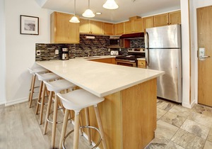 Slopeside 2 bed/2 bath w LARGE outdoor pool & H/T
