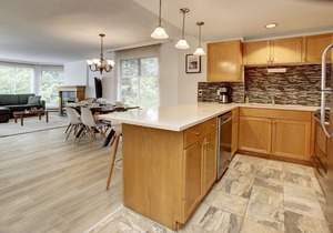 Slopeside 2 bed/2 bath w LARGE outdoor pool & H/T