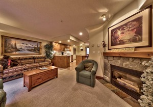 Spacious 2 bedroom townhouse with easy access to nearby runs and lift, short walk to village