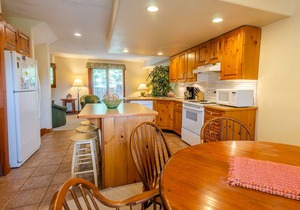 Spacious 2 bedroom townhouse with easy access to nearby runs and lift, short walk to village