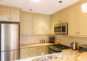 Spacious 4 Bed, Private Hot Tub, Garage, Walk to Slopes, Sleeps 8
