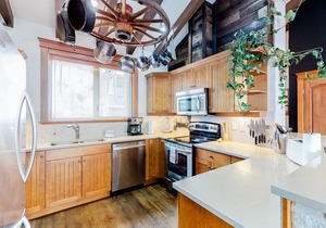 Spacious condo with private hot tub, ski in/out access and mountain views