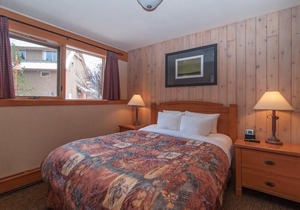 Spacious + Cozy Mountain Getaway | Beautiful Hot Pools Access!