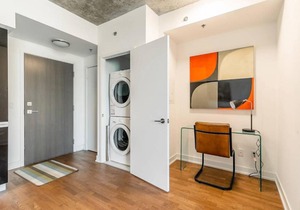 Stunning New 1BR Suite in Trendy Queen West!