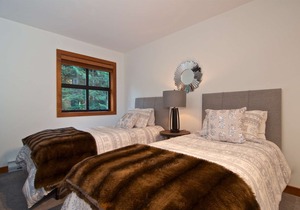 Stunning newly remodeled - spacious townhome in Upper Village. Great for Families!Free ski shuttle
