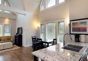 Three Bedroom Penthouse Suite with Mountain View - Harrison Lake View Suites