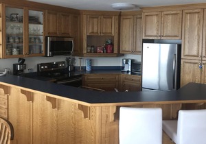 TLC Beachhouse "Suite 1" - Waterfront - Shuswap Vacations and Sledding Accommodation (clone)