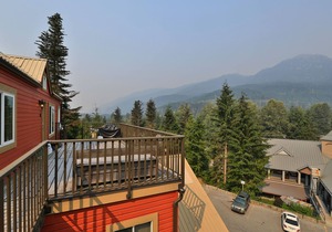 Top floor one bedroom apartment steps to Creekside Gondola sleeps 4