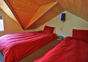 Top floor one bedroom apartment steps to Creekside Gondola sleeps 4